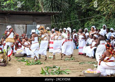 Einleitung zum gabunischen Frauenritus "Ndjembe" im Okala-Bezirk Libreville, 24. August 2014 Stockfoto