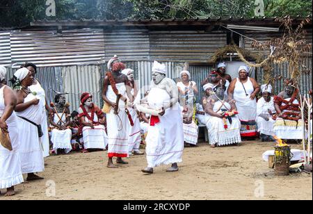 Einleitung zum gabunischen Frauenritus "Ndjembe" im Okala-Bezirk Libreville, 24. August 2014 Stockfoto