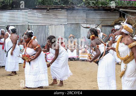 Einleitung zum gabunischen Frauenritus "Ndjembe" im Okala-Bezirk Libreville, 24. August 2014 Stockfoto