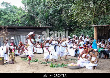 Einleitung zum gabunischen Frauenritus "Ndjembe" im Okala-Bezirk Libreville, 24. August 2014 Stockfoto