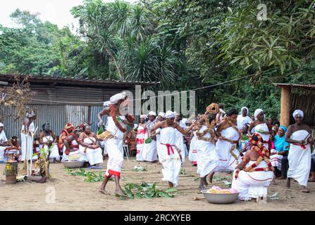 Einleitung zum gabunischen Frauenritus "Ndjembe" im Okala-Bezirk Libreville, 24. August 2014 Stockfoto