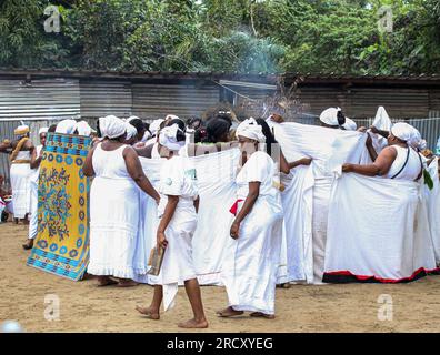 Einleitung zum gabunischen Frauenritus "Ndjembe" im Okala-Bezirk Libreville, 24. August 2014 Stockfoto