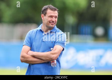 Zell Am See, Österreich. 17. Juli 2023. Fußball: 2. Bundesliga, Hertha BSC Trainingslager, Herthas Sportdirektor Benjamin Weber schaut sich das Training an. Kredit: Tim Rehbein/dpa/Alamy Live News Stockfoto