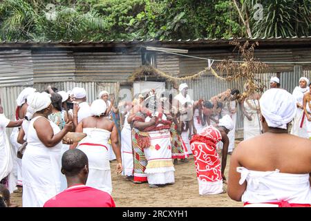 Einleitung zum gabunischen Frauenritus "Ndjembe" im Okala-Bezirk Libreville, 24. August 2014 Stockfoto