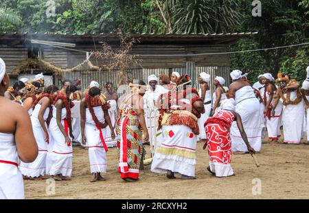 Einleitung zum gabunischen Frauenritus "Ndjembe" im Okala-Bezirk Libreville, 24. August 2014 Stockfoto