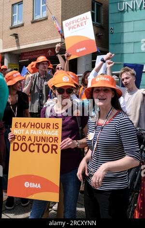 Bristol, Großbritannien. 17. Juli 2023. Junior Doctors an der Streikpostenlinie in der Bristol Royal Krankenstation am Ende der 4. Runde ihres Streiks. Die von der BMA und der HCSA unterstützte Arbeitskampagne fördert die Gehaltsforderung des Arztes, die darauf abzielt, Einkommensverluste durch Jahre unter Inflationsniveau wieder herzustellen. Obwohl die Regierung eine Erhöhung um 6,5 % angeboten hat, protestieren die Ärzte immer noch, weil das jüngste Angebot nicht auf ihre Notwendigkeit der Gehaltswiederherstellung eingeht. Kredit: JMF News/Alamy Live News Stockfoto