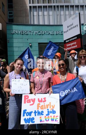 Bristol, Großbritannien. 17. Juli 2023. Junior Doctors an der Streikpostenlinie in der Bristol Royal Krankenstation am Ende der 4. Runde ihres Streiks. Die von der BMA und der HCSA unterstützte Arbeitskampagne fördert die Gehaltsforderung des Arztes, die darauf abzielt, Einkommensverluste durch Jahre unter Inflationsniveau wieder herzustellen. Obwohl die Regierung eine Erhöhung um 6,5 % angeboten hat, protestieren die Ärzte immer noch, weil das jüngste Angebot nicht auf ihre Notwendigkeit der Gehaltswiederherstellung eingeht. Kredit: JMF News/Alamy Live News Stockfoto