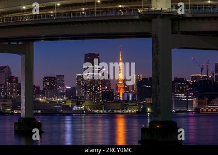 Blue Hour Stadtblick auf den Tokyo Tower und Stadtlichter unter der Regenbogenbrücke Stockfoto