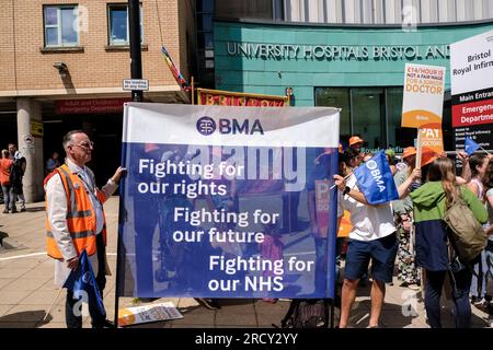 Bristol, Großbritannien. 17. Juli 2023. Junior Doctors an der Streikpostenlinie in der Bristol Royal Krankenstation am Ende der 4. Runde ihres Streiks. Die von der BMA und der HCSA unterstützte Arbeitskampagne fördert die Gehaltsforderung des Arztes, die darauf abzielt, Einkommensverluste durch Jahre unter Inflationsniveau wieder herzustellen. Obwohl die Regierung eine Erhöhung um 6,5 % angeboten hat, protestieren die Ärzte immer noch, weil das jüngste Angebot nicht auf ihre Notwendigkeit der Gehaltswiederherstellung eingeht. Kredit: JMF News/Alamy Live News Stockfoto