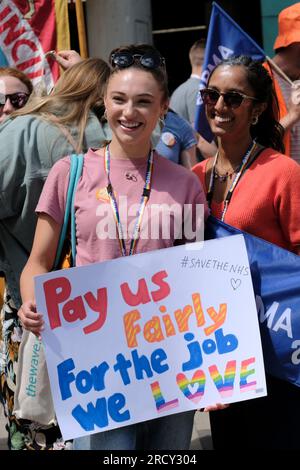 Bristol, Großbritannien. 17. Juli 2023. Junior Doctors an der Streikpostenlinie in der Bristol Royal Krankenstation am Ende der 4. Runde ihres Streiks. Die von der BMA und der HCSA unterstützte Arbeitskampagne fördert die Gehaltsforderung des Arztes, die darauf abzielt, Einkommensverluste durch Jahre unter Inflationsniveau wieder herzustellen. Obwohl die Regierung eine Erhöhung um 6,5 % angeboten hat, protestieren die Ärzte immer noch, weil das jüngste Angebot nicht auf ihre Notwendigkeit der Gehaltswiederherstellung eingeht. Kredit: JMF News/Alamy Live News Stockfoto