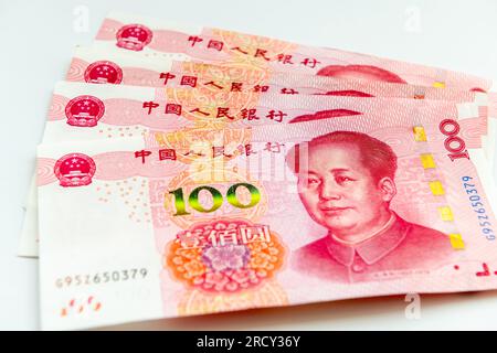 Chinesische Bank 100 Yuan, isoliert in Weiß. Stockfoto