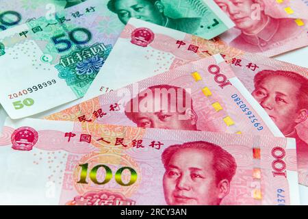 Ein verstreuter Haufen chinesischer 100- und 50-Yuan-Banknoten. Stockfoto