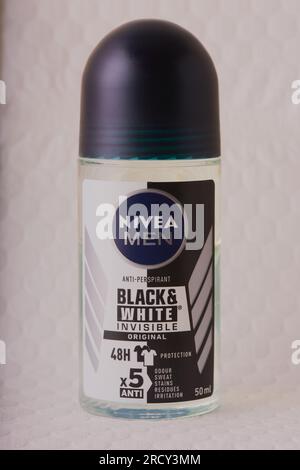 Mansfield, Nottingham, Großbritannien, 13. Juli 2023: Studio-Produktbild des Nivea Men Black & White Deodorants, Nivea ist Eigentum der Beiersdoef Global AG. Stockfoto