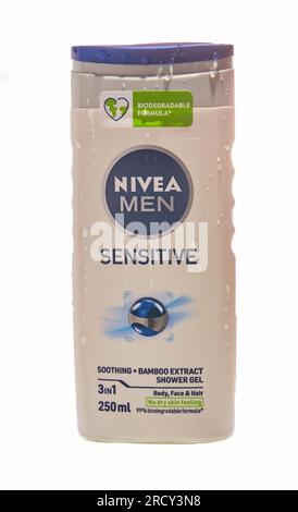 Mansfield, Nottingham, Großbritannien, 13. Juli 2023: Studio-Produktbild von Nivea Men Sensitive Showcreme, Nivea ist eine deutsche Marke für Körperpflegeprodukte. Stockfoto