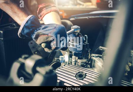 Weißer Automechaniker Mit Klassischer Motorwartung – Nahaufnahme. Stockfoto
