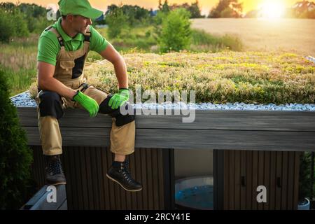 Professionelles weißes Landschaftsgärtnergebäude Wohndach in einem modernen Gartenhäuschen Stockfoto