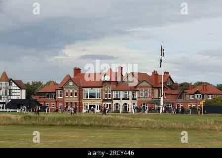 Hoylake, Merseyside, Großbritannien. 17. Juli 2023; Hoylake, Merseyside, Großbritannien. 16. Juli 2023; Royal Liverpool Golf Club, Hoylake, Wirral, England: Der Open Championship Practice Day; ein Blick auf das Clubhaus des Royal Liverpool Golf Club bereit für den Start der Open Golf Week Gutschrift: Action Plus Sports Images/Alamy Live News Stockfoto