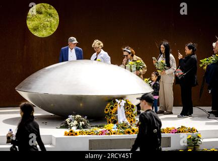 Vijfhuizen, Niederlande. 17. Juli 2023. VIJFHUIZEN - Verwandte während der Gedenkfeier am Nationaldenkmal MH17 im Park Vijfhuizen. Vor neun Jahren wurde das Flugzeug der Malaysia Airlines von Amsterdam nach Kuala Lumpur über der Ukraine mit einer Buk-Rakete abgeschossen. ANP SEM VAN DER WAL netherlands Out - belgien Out Credit: ANP/Alamy Live News Stockfoto