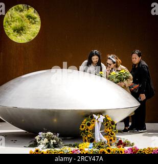 Vijfhuizen, Niederlande. 17. Juli 2023. VIJFHUIZEN - Verwandte während der Gedenkfeier am Nationaldenkmal MH17 im Park Vijfhuizen. Vor neun Jahren wurde das Flugzeug der Malaysia Airlines von Amsterdam nach Kuala Lumpur über der Ukraine mit einer Buk-Rakete abgeschossen. ANP SEM VAN DER WAL netherlands Out - belgien Out Credit: ANP/Alamy Live News Stockfoto