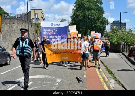 NHS-Juniorarztstreik für gehaltsprotestmarsch in Bristol, England, 17. Juli 2023. Marschieren durch das Stadtzentrum in der Nähe von Bristol Royal Infirmar Stockfoto