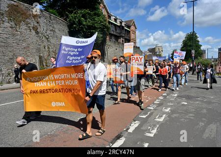 NHS-Juniorarztstreik für gehaltsprotestmarsch in Bristol, England, 17. Juli 2023. Marschieren durch das Stadtzentrum in der Nähe von Bristol Royal Infirmar Stockfoto