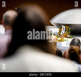 Vijfhuizen, Niederlande. 17. Juli 2023. VIJFHUIZEN - Verwandte während der Gedenkfeier am Nationaldenkmal MH17 im Park Vijfhuizen. Vor neun Jahren wurde das Flugzeug der Malaysia Airlines von Amsterdam nach Kuala Lumpur mit einer Buk-Rakete über der Ukraine abgeschossen. ANP SEM VAN DER WAL netherlands Out - belgien Out Credit: ANP/Alamy Live News Stockfoto