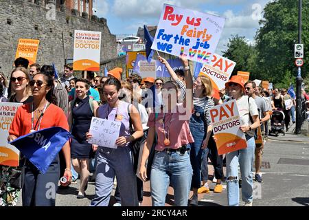 NHS-Juniorarztstreik für gehaltsprotestmarsch in Bristol, England, 17. Juli 2023. Marschieren durch das Stadtzentrum in der Nähe von Bristol Royal Infirmar Stockfoto