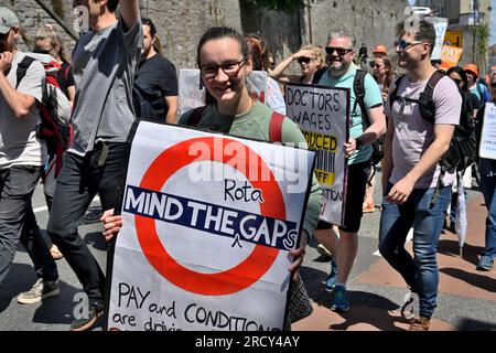 NHS-Juniorarztstreik für gehaltsprotestmarsch in Bristol, England, 17. Juli 2023. Marschieren durch das Stadtzentrum in der Nähe von Bristol Royal Infirmar Stockfoto