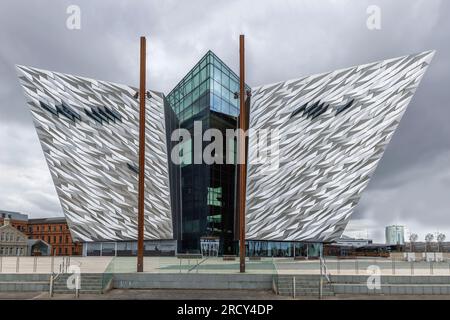 Titanic Building, von hinten gesehen, befindet sich auf dem Gelände der ehemaligen Harland & Wolff Werft in Belfast, Nordirland. Stockfoto