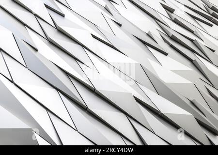 Detailansicht der silberfarbenen eloxierten Aluminiumsplitter der Titanic Belfast, einem Wahrzeichen in Belfast, Nordirland, Großbritannien. Stockfoto