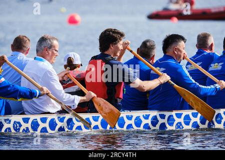 Dartmouth, Neuschottland, Kanada. 17. Juli 2023. Der kanadische Premierminister Justin Trudeau reitet bei der Eröffnung des Kanuwettbewerbs bei den North American Indigenous Games auf einem indigenen Kanu. Kredit: Meanderingemu/Alamy Live News Stockfoto