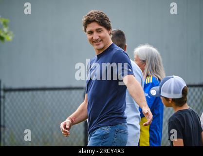 Dartmouth, Neuschottland, Kanada. 17. Juli 2023. Der kanadische Premierminister Justin Trudeau kommt zur Eröffnung des Kanuwettbewerbs bei den North American Indigenous Games, um mit einem Kanu zu fahren. Stockfoto