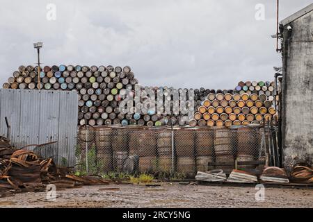 Stacks of Barrels Speyside Cooperage bei Craigellachie Moray Scotland, Juli 2023 Stockfoto