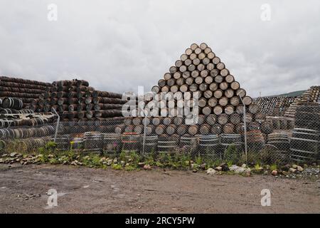 Stacks of Barrels Speyside Cooperage bei Craigellachie Moray Scotland, Juli 2023 Stockfoto