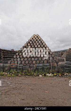 Stacks of Barrels Speyside Cooperage bei Craigellachie Moray Scotland, Juli 2023 Stockfoto