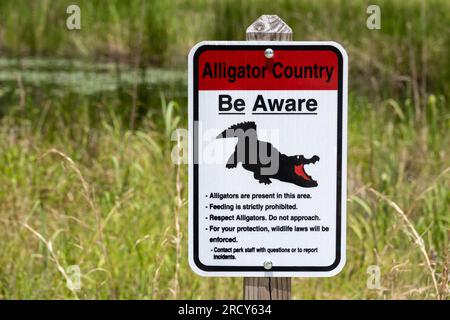 Alligator Country Awareness-Schild am George L. Smith State Park in Twin City, Georgia. (USA) Stockfoto