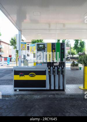 Cremona, Italien - Juli 3 20223 moderne Selbstbedienungspumpe an der italienischen Eni Agip Tankstelle Stockfoto