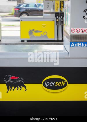 Cremona, Italien - Juli 3 20223 moderne Selbstbedienungspumpe an der italienischen Eni Agip Tankstelle Stockfoto