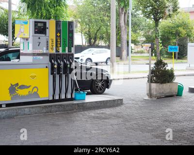 Cremona, Italien - Juli 3 20223 moderne Selbstbedienungspumpe an der italienischen Eni Agip Tankstelle Stockfoto