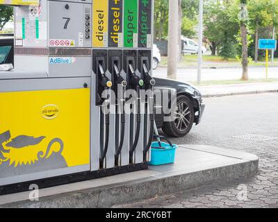 Cremona, Italien - Juli 3 20223 moderne Selbstbedienungspumpe an der italienischen Eni Agip Tankstelle Stockfoto