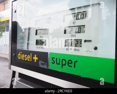 Cremona, Italien - Juli 3 20223 Selbstbedienungs-Oldtimer-Kraftstoffpumpe an der italienischen Eni Agip-Tankstelle Stockfoto