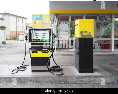 Cremona, Italien - Juli 3 20223 Selbstbedienungs-Oldtimer-Kraftstoffpumpe an der italienischen Eni Agip-Tankstelle Stockfoto