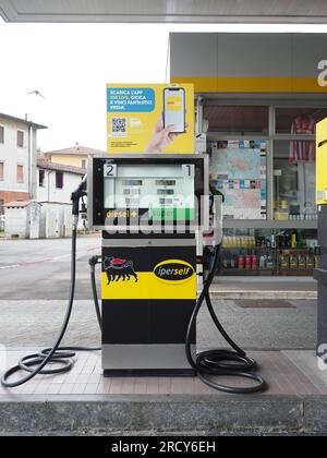 Cremona, Italien - Juli 3 20223 Selbstbedienungs-Oldtimer-Kraftstoffpumpe an der italienischen Eni Agip-Tankstelle Stockfoto