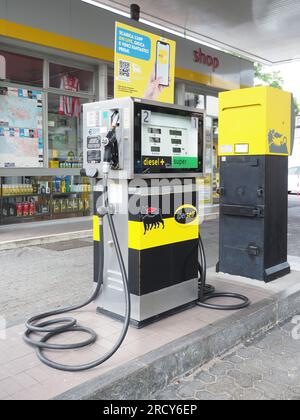 Cremona, Italien - Juli 3 20223 Selbstbedienungs-Oldtimer-Kraftstoffpumpe an der italienischen Eni Agip-Tankstelle Stockfoto