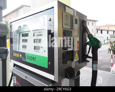 Cremona, Italien - Juli 3 20223 Selbstbedienungs-Oldtimer-Kraftstoffpumpe an der italienischen Eni Agip-Tankstelle Stockfoto