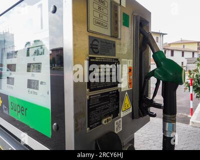 Cremona, Italien - Juli 3 20223 Selbstbedienungs-Oldtimer-Kraftstoffpumpe an der italienischen Eni Agip-Tankstelle Stockfoto