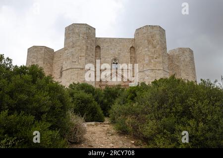 ANDRIA, ITALIEN, 8. JULI 2022 - Blick auf Castel del Monte, erbaut in achteckiger Form von Frederick II. Im 13. Jahrhundert in Apulien, Provinz Andria, AP Stockfoto