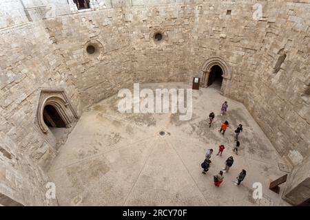 ANDRIA, ITALIEN, JULI 8. 2022 - Innere Castel del Monte, erbaut in achteckiger Form von Frederick II. Im 13. Jahrhundert in Apulien, Provinz Andria, A. Stockfoto