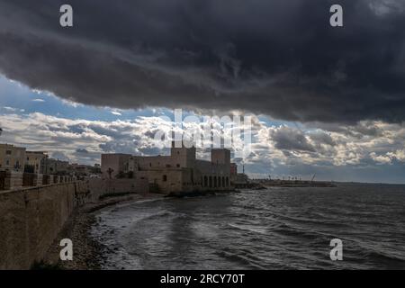 Die schwäbische Burg von Trani mit einem sehr bewölkten Himmel, Provinz Barletta-Andria-Trani an der Adria, Apulien, Italien Stockfoto