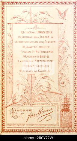 Dekorationswerbung auf der Rückseite eines Fotos von James Brown aus dem Jahr 132, Camberwell Road, London, und verschiedenen anderen Studios im ganzen Land, darunter in Manchester, Glasgow, Leicester, Nottingham, Bristol, Northampton, Sheffield und Cardiff. Aus einer Sammlung viktorianischer Carte de Visite Fotografien aus den 1890er Jahren. Carte de visite ist ein französischer Begriff, der auf Englisch als „Visitenkarte“ bezeichnet wird. Normalerweise wurde ein Fotodruck aus Albumen von etwa 54 x 89 mm auf einer etwas größeren Karte angebracht. In einigen Fällen haben die Verwüstungen der Zeit ihren Tribut gefordert. Stockfoto